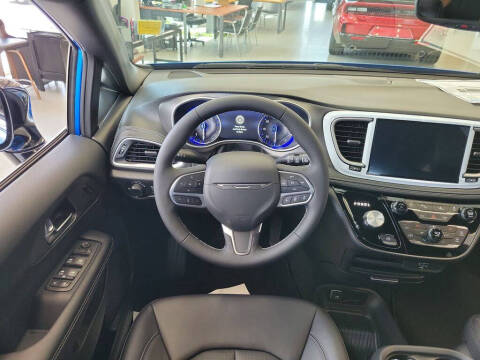 2027 Chrysler Pacifica Select