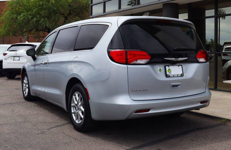 2023 Chrysler Voyager LX