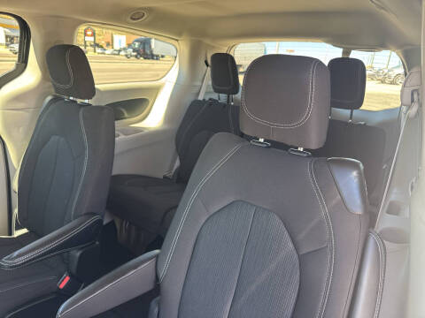 2024 Chrysler Voyager LX