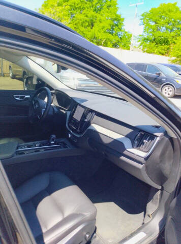 2025 Volvo XC60 B5 Plus Dark Theme