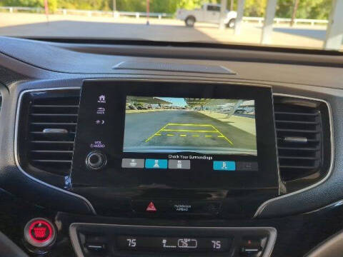 2022 Honda Pilot Touring w/Rear Captain's Chairs