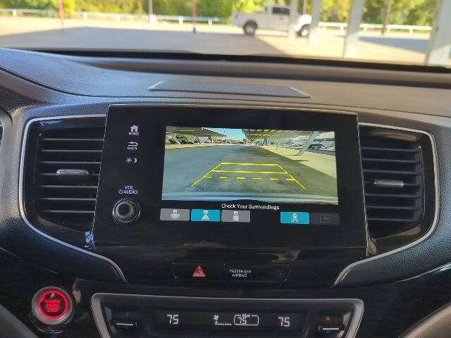 2022 Honda Pilot Touring w/Rear Captain's Chairs