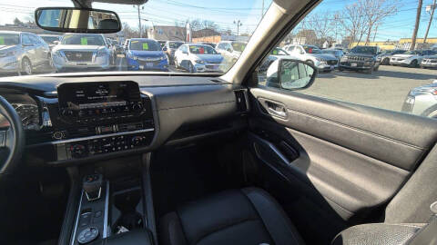 2022 Nissan Pathfinder SL