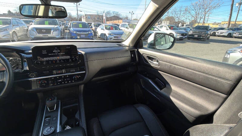 2022 Nissan Pathfinder SL