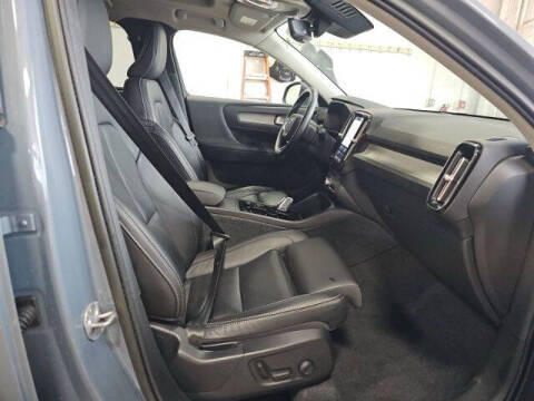 2023 Volvo XC40 B5 Plus Bright Theme