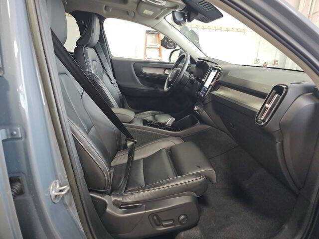 2023 Volvo XC40 B5 Plus Bright Theme