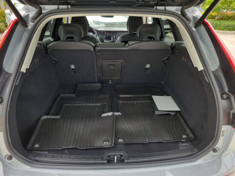 2024 Volvo XC60 B5 Core Dark Theme
