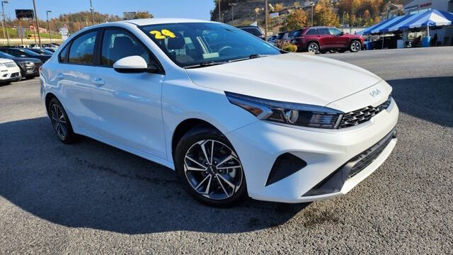 Used 2024 Kia Forte LXS with VIN 3KPF24AD0RE695999 for sale in Hazard, KY