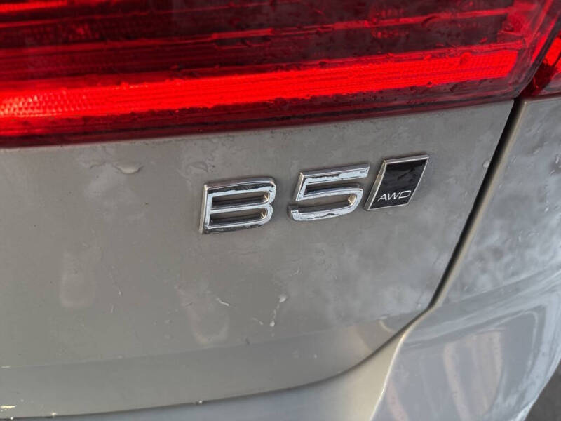 2025 Volvo XC60 B5 Plus Dark Theme