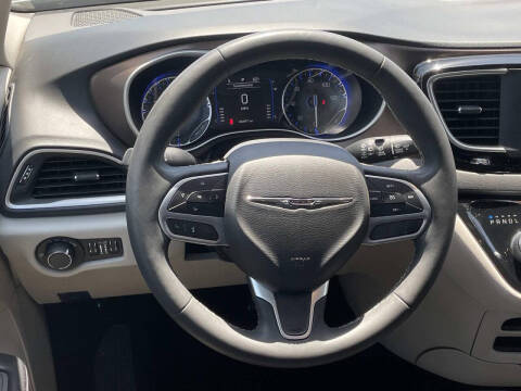 2022 Chrysler Voyager LX
