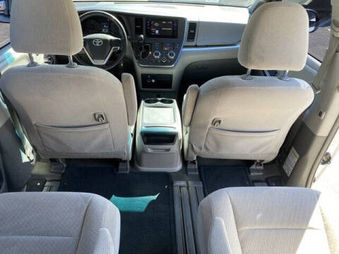 2017 Toyota Sienna LE 7-Passenger Auto Access Seat