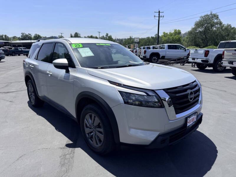 2025 Nissan Pathfinder SV
