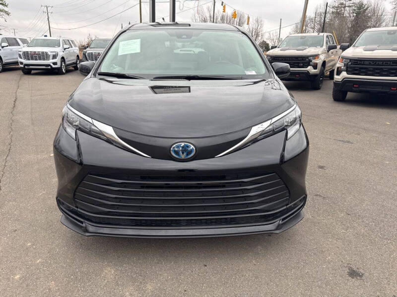 2024 Toyota Sienna LE 8-Passenger