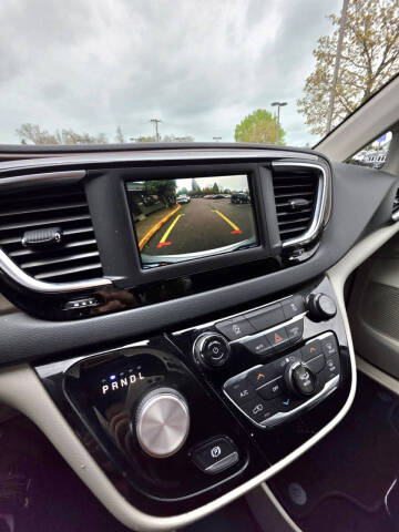 2022 Chrysler Voyager LX