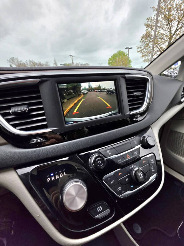 2022 Chrysler Voyager LX