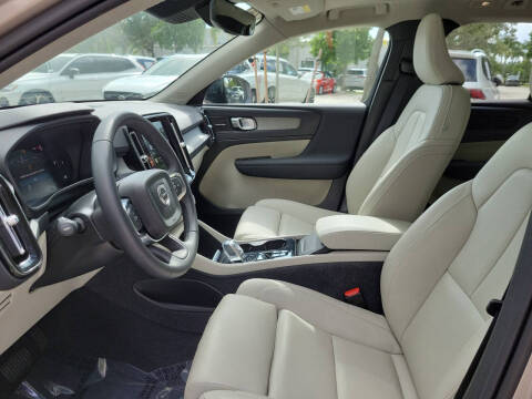 2024 Volvo XC40 B5 Ultimate Dark Theme