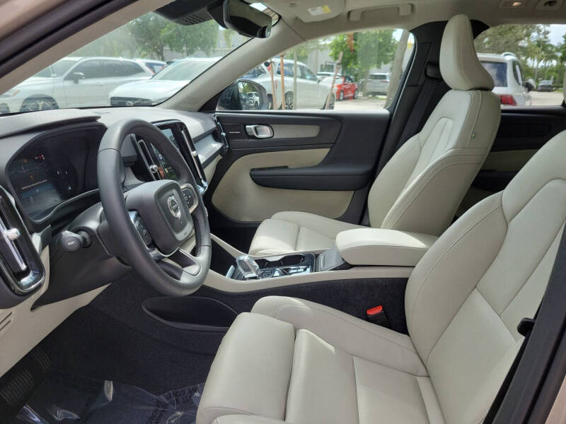 2024 Volvo XC40 B5 Ultimate Dark Theme