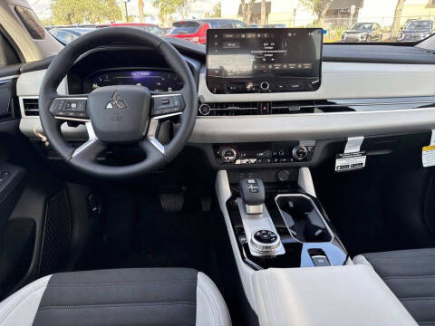 2026 Mitsubishi Outlander SE