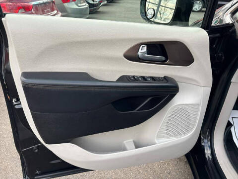 2017 Chrysler Pacifica Touring-L