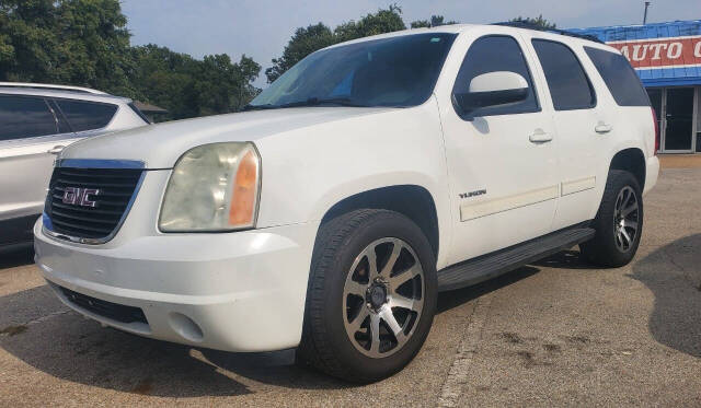 2013 GMC Yukon for sale at DURANGO AUTO CENTER LLC in Tulsa, OK