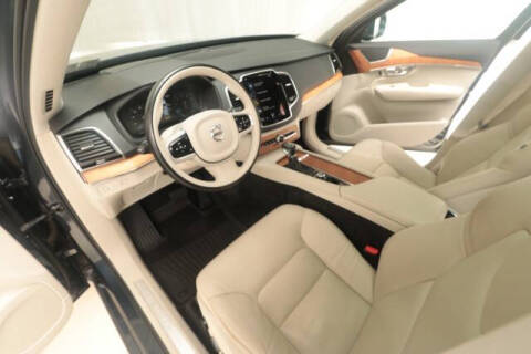 2022 Volvo XC90 T5 Momentum