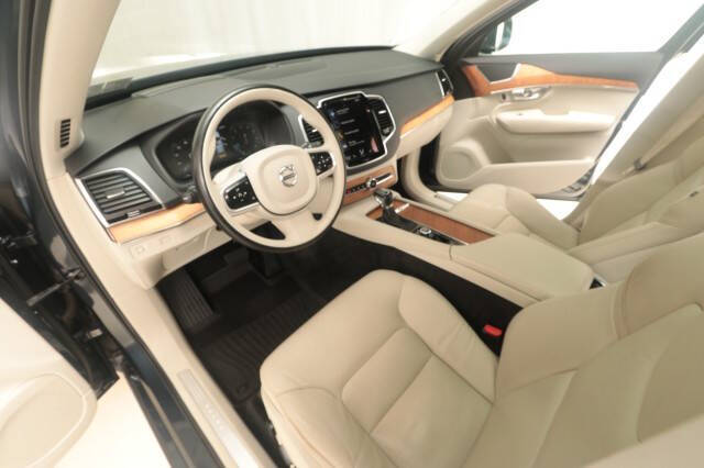 2022 Volvo XC90 T5 Momentum