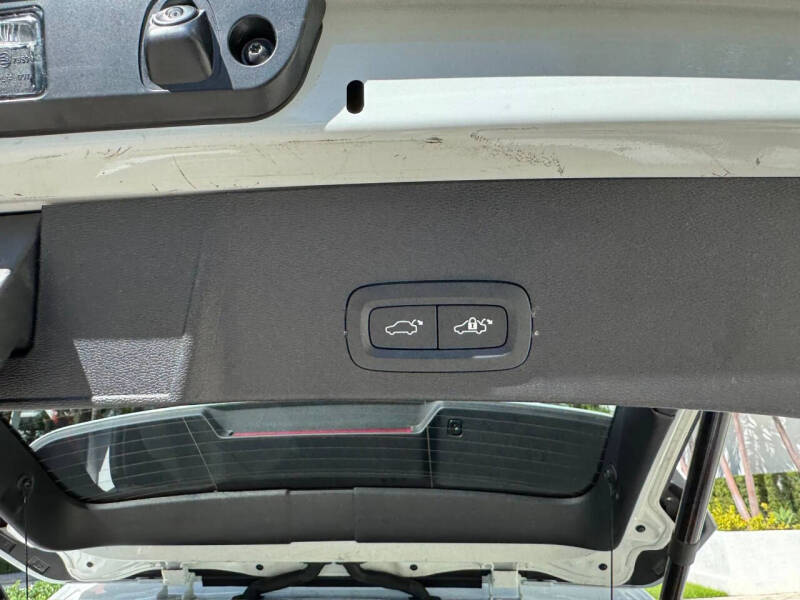 2024 Volvo XC40 B5 Plus Bright Theme