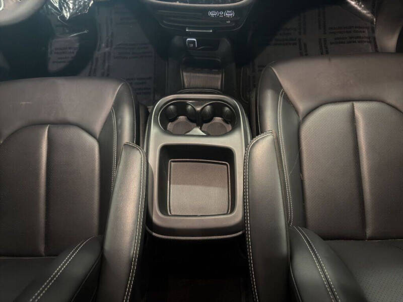 2025 Chrysler Pacifica Plug-In Hybrid Select