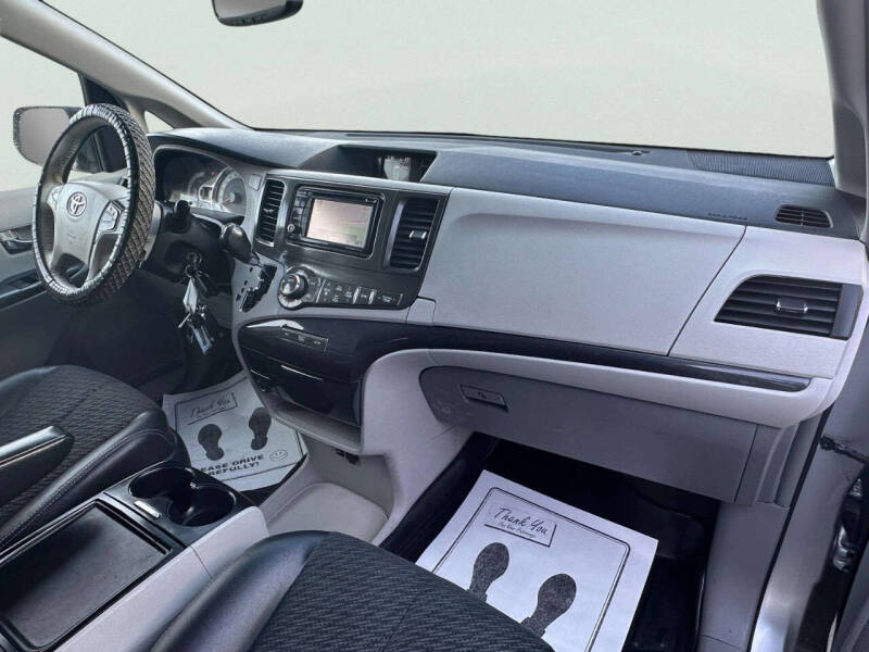 2014 Toyota Sienna SE 8-Passenger