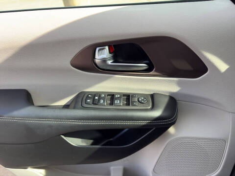 2023 Chrysler Voyager LX