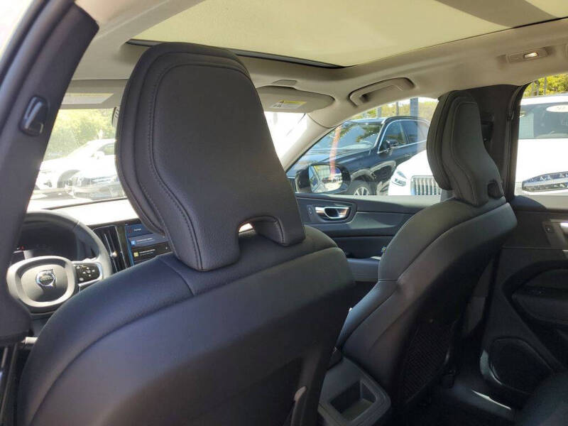 2023 Volvo XC60 B5 Plus Dark Theme