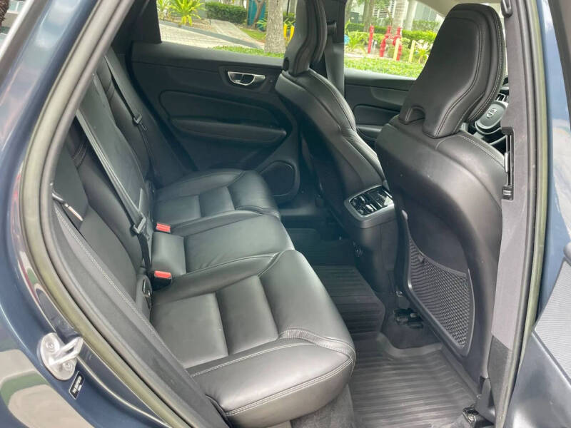 2023 Volvo XC60 B5 Ultimate Dark Theme