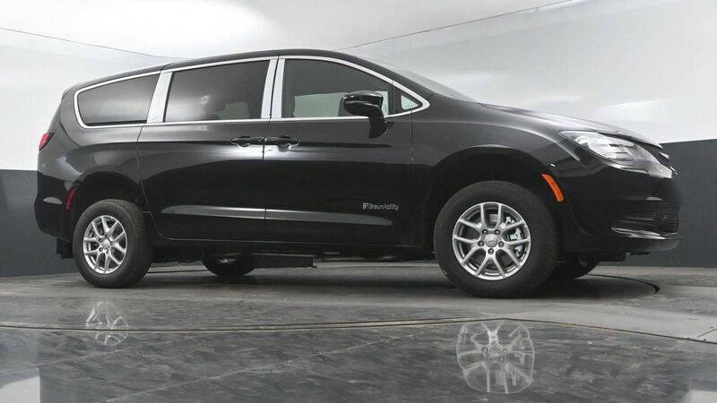 2025 Chrysler Voyager LX