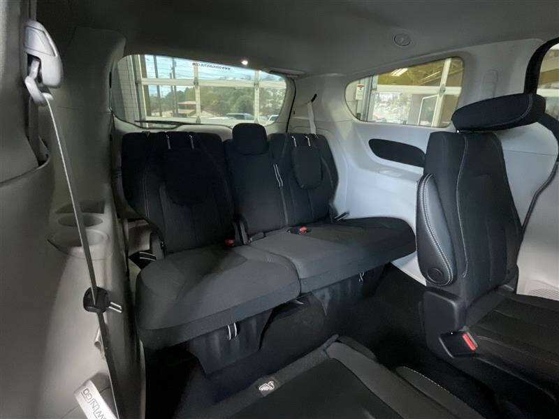 2022 Chrysler Voyager LX