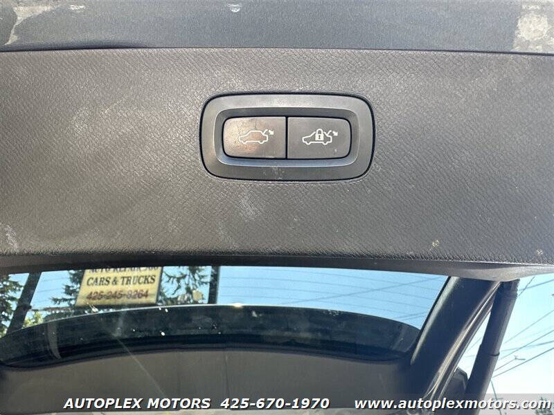 2016 Volvo XC90 T6 Momentum