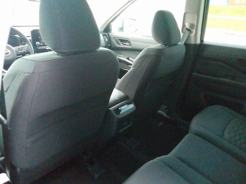 2025 Nissan Pathfinder SV