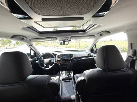 2022 Honda Pilot Touring w/Rear Captain's Chairs