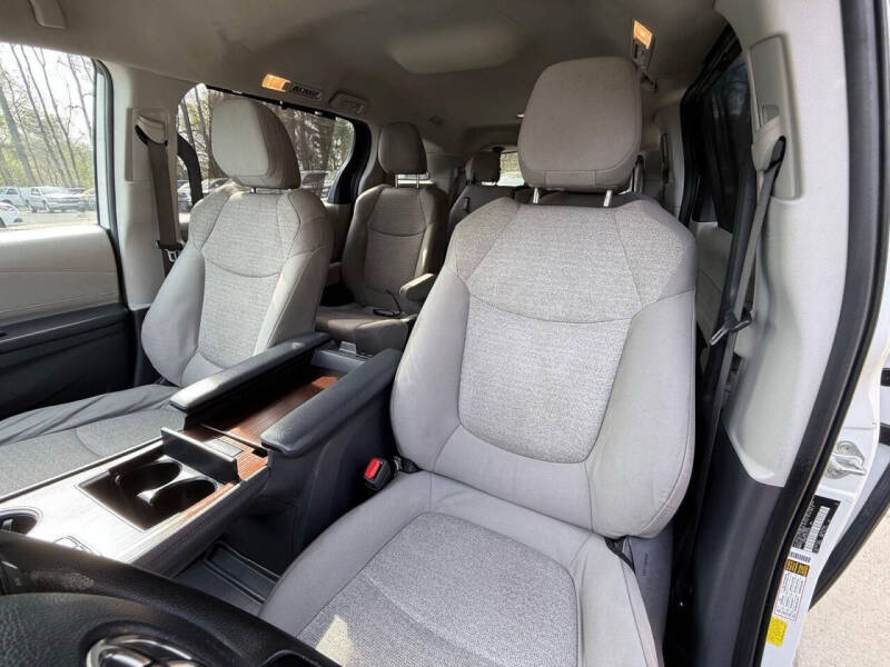 2022 Toyota Sienna LE 8-Passenger