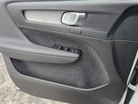 2024 Volvo XC40 B5 Plus Dark Theme