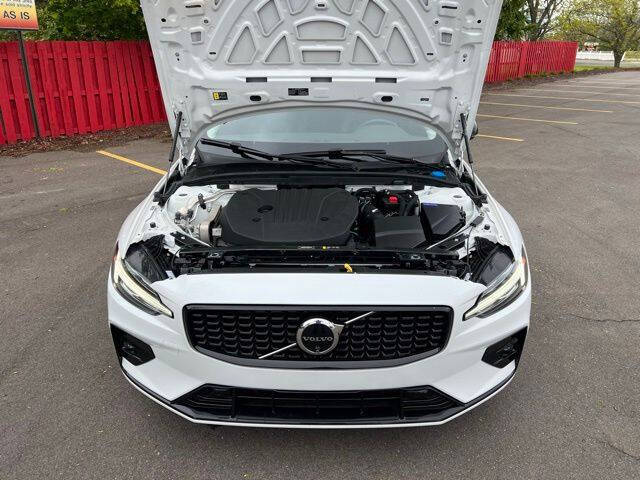 2024 Volvo S60 B5 Plus Dark Theme