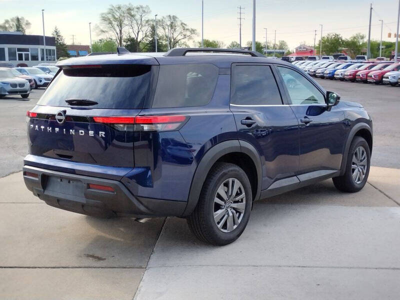 2025 Nissan Pathfinder SV