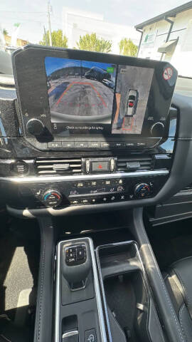 2025 Nissan Pathfinder SL