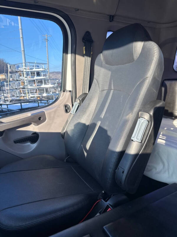 2006 Freightliner M2 106