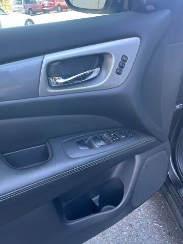 2017 Nissan Pathfinder SL