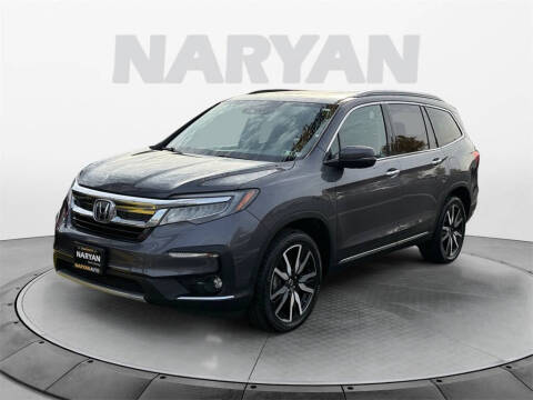 2022 Honda Pilot Touring w/Rear Captain's Chairs