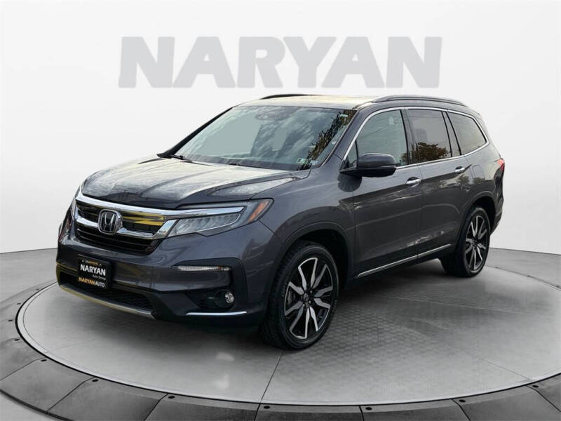 2022 Honda Pilot Touring w/Rear Captain's Chairs
