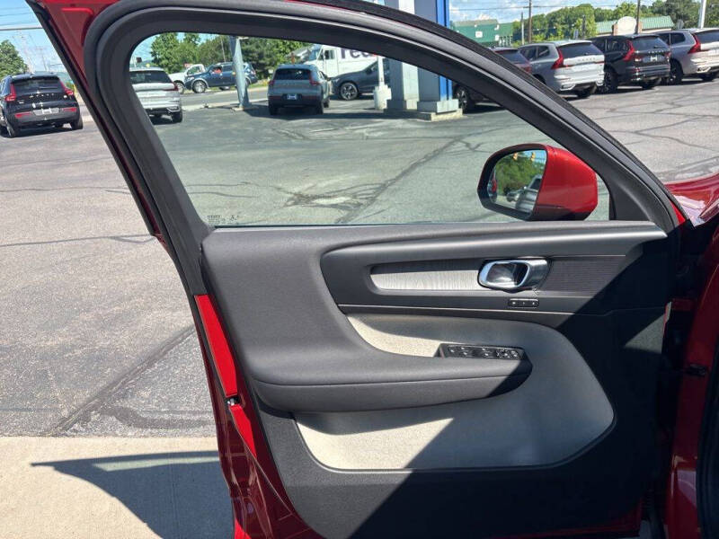 2023 Volvo XC40 B5 Plus Bright Theme