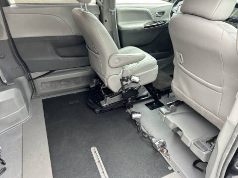 2017 Toyota Sienna XLE 7-Passenger Auto Access Seat