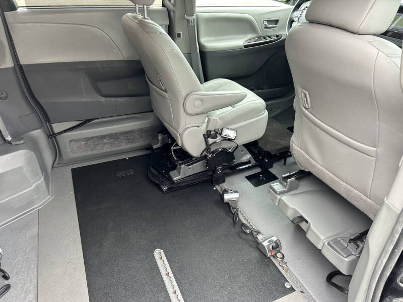 2017 Toyota Sienna XLE 7-Passenger Auto Access Seat