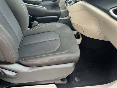 2022 Chrysler Voyager LX